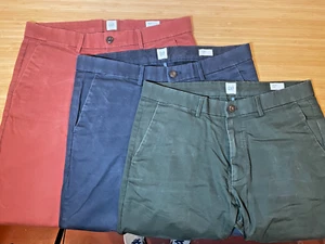 GAP khakifarbene Herrenhose 24 x 30 schmal 3er-Set – verwaschenes Schwarz, Blau, Burnt Orange - Bild 1 von 4