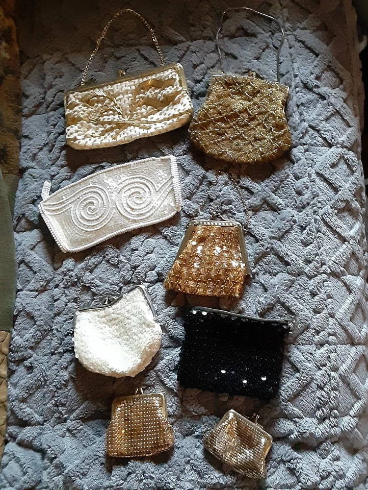 LOTE VINTAGE DE BOLSAS DE NOITE COM LANTEJOULAS E MIÇANGAS uma Whiting Davis - Imagem 1 de 4