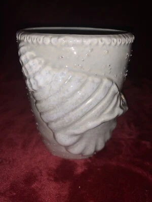 Taza Mud Pie Seashell Arena Textura Marfil Repujado 14oz. Foto 1 de 4