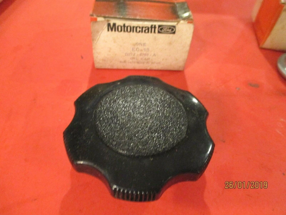 FORD ESCORT-COURIER-CAPRI-PROBE-FESTIVA-HYUNDAI-MAZDA-KIA---КРЫШКА МАСЛОЗАЛИВНОЙ ГОРЛОВИНЫ - - Изображение 1 из 2