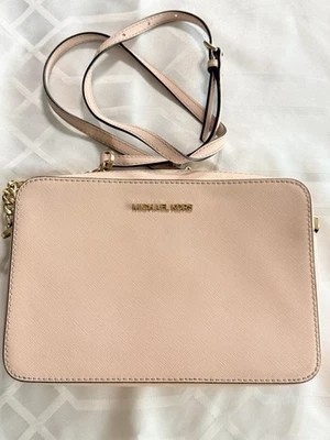 BRAND NEW Michael Kors MK Daniela Lg Saffiano Light Pink Leather Crossbody Bag - Image 1 of 4
