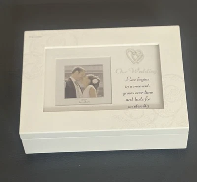 Caja de recuerdo musical de boda de madera blanca con marco de fotos de 3x3 Foto 1 de 4
