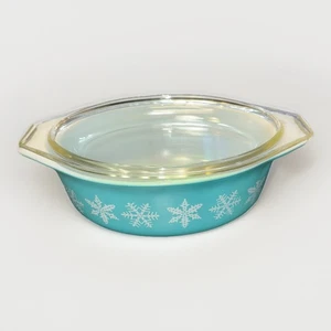 PYREX Baking Dish 043 1 1/2 Qt Turquoise with White Snowflake and Lid 1956-1963 - Picture 1 of 13