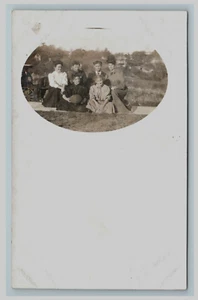 Retrato de mujer joven y hombre de 1904-1920 sosteniendo rugby \ fútbol deportes RPPC - Imagen 1 de 2