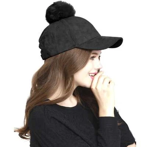 Gorra de béisbol de cuero gamuza sintética para mujer con pompón de piel real - Imagen 1 de 32