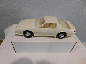 1990 CAMARO IROC IN WEISS PROMO MODELLAUTO MASSSTAB 1:24 KUNSTSTOFF GEBAUT PROMO - Bild 1 von 7