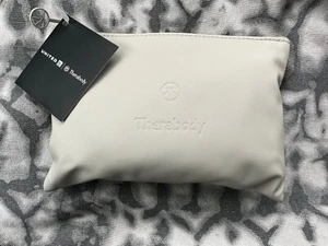 NEU United Airlines x Therabody Premium Cabin Amenity Kit - Bild 1 von 1
