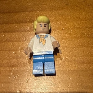 Lego Fred Jones Minifigure scd008 Scooby-Doo Mystery Machine 75902 - Picture 1 of 2