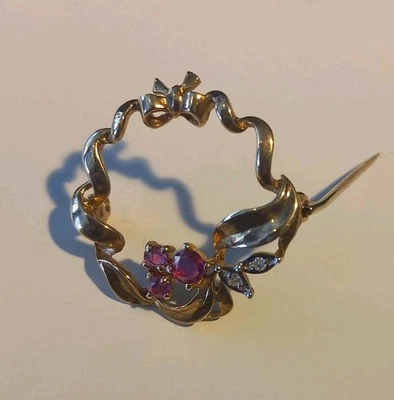 Broche de oro de 9 quilates con rubíes y diamantes Foto 1 de 4