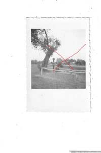 Nr.56657 Foto  2 WK Deutsches Soldaten Grab Stahlhelm 6 x 8,5 cm - Picture 1 of 2