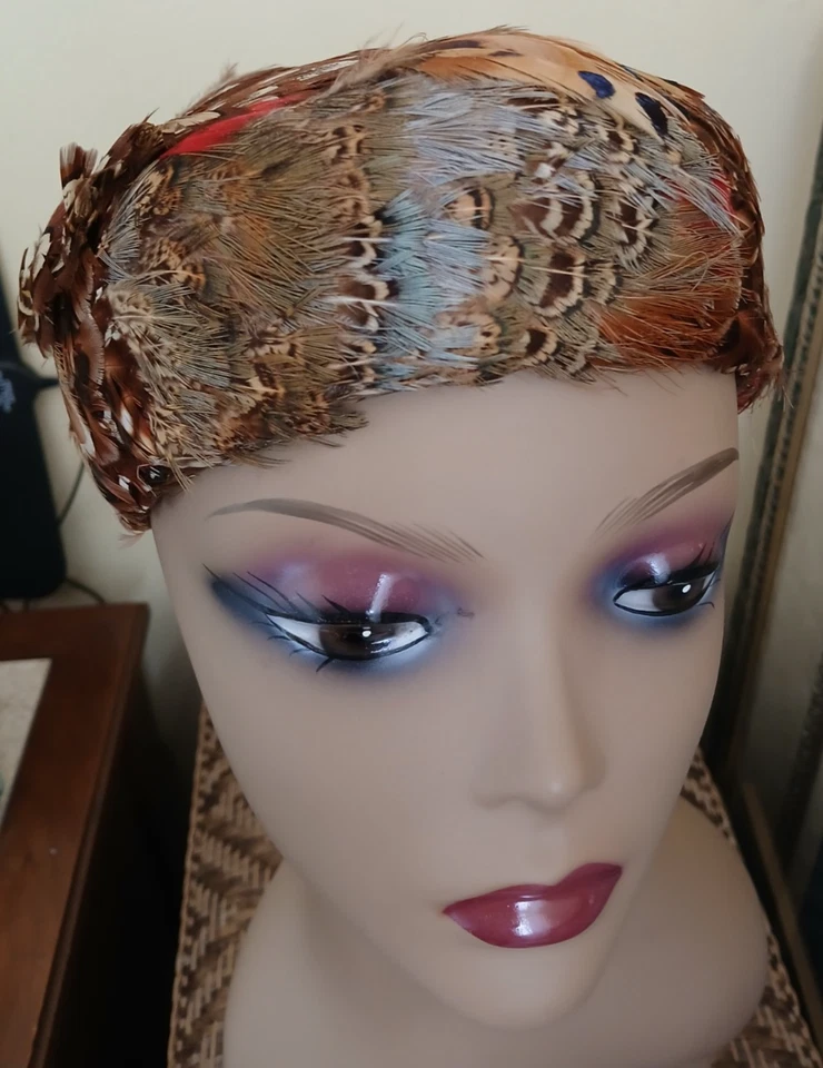 De Colección Sombrero de Pluma de Faisán para Mujer Años 50 Redondo Multicolor Boho Mediados de Siglo Foto 1 de 4