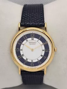 Herrenuhr Seiko Classic blau weißes Zifferblatt goldfarbenes Gehäuse marineblau Leder 04 - Bild 1 von 9