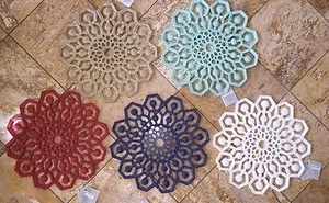 Neu mit Etikett Kim Seybert Outdoor Indoor Mikrofaser Tischset marokkanisches Mandala Ladegeräte 15" - Bild 1 von 8
