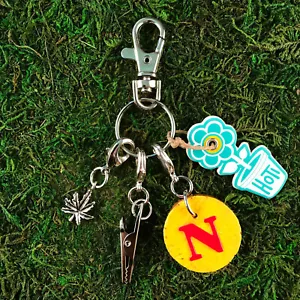 HOTI Hemp Yellow Pink Cork Initial Letter Leaf Roach Clip Charm Keychain - Foto 1 di 9