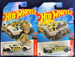 2 Stück - Hot Wheels - 2005 Ford Mustang - Spoiler Alert - weiß & silber - Bild 1 von 1