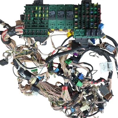 Volvo VNL 670 2015 caja de fusibles y arnés de cableado en cabina Foto 1 de 4